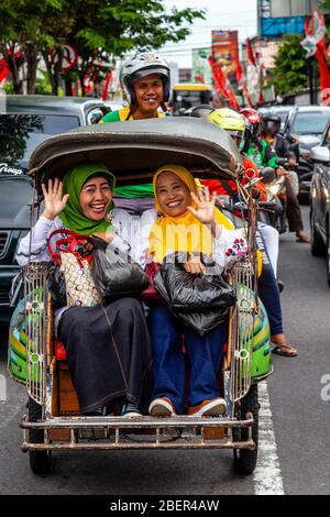 Deux femmes indonésiennes Smiling en taxi moto, Yogyakarta, Indonésie. Banque D'Images