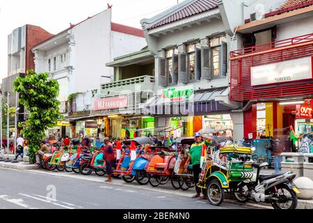 Boutiques dans la rue Malioboro, Yogyakarta, Java, Indonésie. Banque D'Images