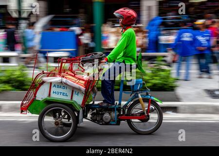 Taxi moto, rue Malioboro, Yogyakarta, Indonésie. Banque D'Images