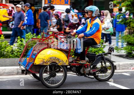 Taxi moto, rue Malioboro, Yogyakarta, Indonésie. Banque D'Images