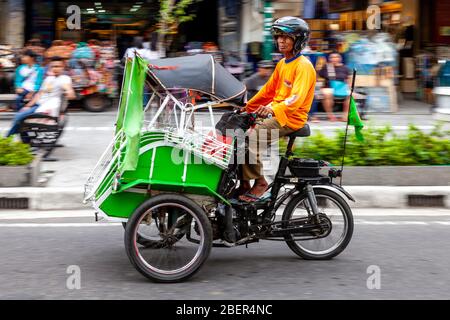 Taxi moto, rue Malioboro, Yogyakarta, Indonésie. Banque D'Images