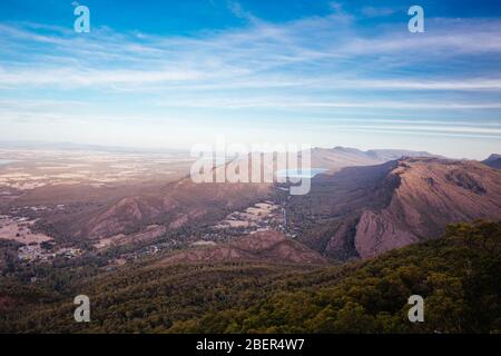 Vue sur la vallée depuis le belvédère de Boroka sur Halls Gap Banque D'Images