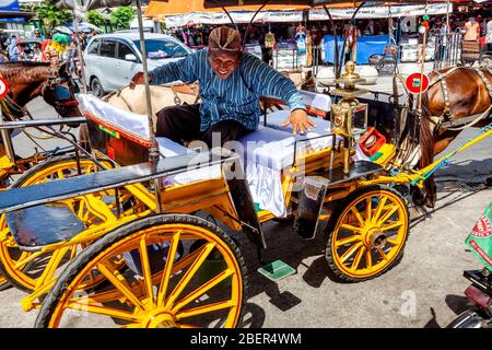 Un chauffeur de cheval et de chariot Smiling, rue Malioboro, Yogyakarta, Indonésie. Banque D'Images