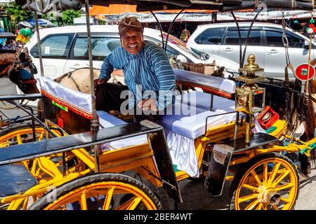 Un chauffeur de cheval et de chariot Smiling, rue Malioboro, Yogyakarta, Indonésie. Banque D'Images