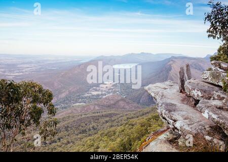 Vue sur la vallée depuis le belvédère de Boroka sur Halls Gap Banque D'Images