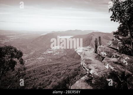 Vue sur la vallée depuis le belvédère de Boroka sur Halls Gap Banque D'Images