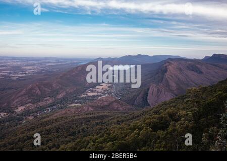 Vue sur la vallée depuis le belvédère de Boroka sur Halls Gap Banque D'Images