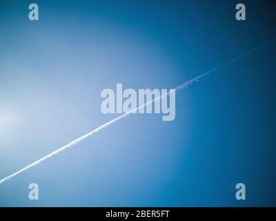 Bandes de condensation dans le ciel bleu Banque D'Images