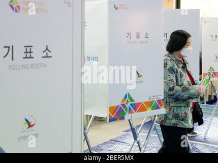 Élections générales de la Corée du Sud, 15 avril 2020 : un électeur sud-coréen a voté dans un bureau de vote pour les élections générales du 15 avril à Séoul, en Corée du Sud. Les élections quadriennaux combleront l'Assemblée nationale monocamérale de 300 sièges de la Corée du Sud. Pour éviter l'infection par le coronavirus COVID-19, on a demandé aux électeurs de se tenir à au moins 1 mètre les uns des autres dans les bureaux de vote. Il a été conseillé de porter des masques, de vérifier leur température et de voter après avoir utilisé des désinfectants pour les mains et mis des gants en plastique. Banque D'Images