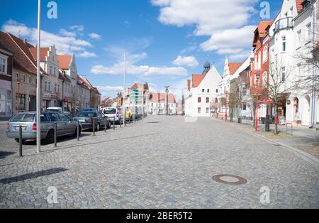 Doberlug Kirchhain, Allemagne. 14 avril 2020. Le marché est déserté à 15.35 malgré quelques magasins ouverts. Crédit: Soeren Stache/dpa-Zentralbild/ZB/dpa/Alay Live News Banque D'Images