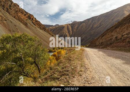 Route de montagne le long de la rivière Kokemeren dans la région de Naryn au Kirghizstan. Banque D'Images