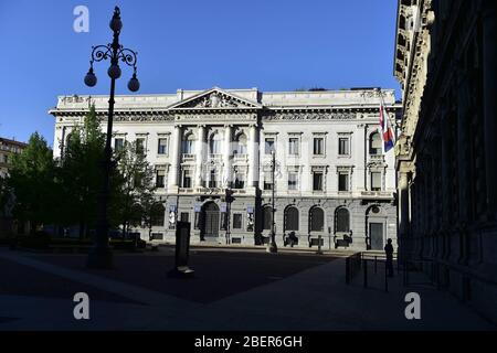 Milan, vie quotidienne dans le centre pendant l'urgence de Coronavirus, dans la photo de la Piazza Scala avec le Palazzo de la Banca commerciale Italiana (Duilio Piaggesi/Fotogramma, Milan - 2020-04-15) p.s. la foto e' ulizzabile nel rispetto del contento in cui' a stattata, sca e senza intento diffamatorio del decoro delle persone rappresentate Banque D'Images