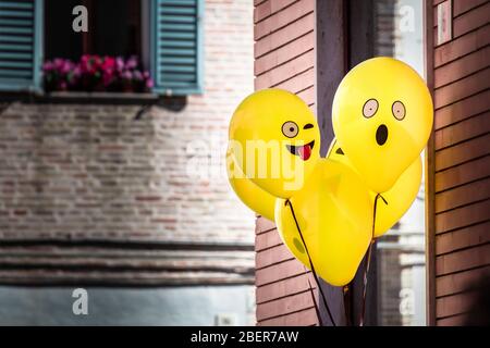 Ballons jaunes Emoji flottant dans une fête de rue à Senigallia, le Marche, Italie Banque D'Images