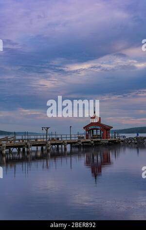 Quai public sur le lac Seneca à Watkins Glen, comté de Schuyler, NY Banque D'Images