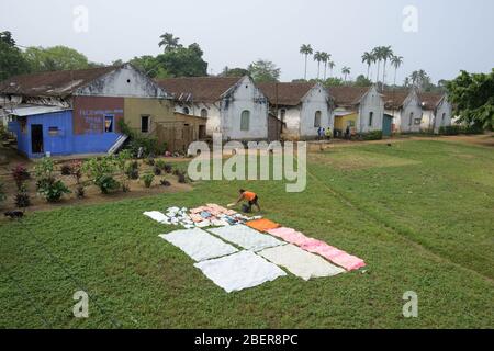 16 février 2020, São Tomé et Príncipe, Sundy: Sur l'ancienne plantation "Roca Sundy", une femme met une buanderie à sécher sur un pré devant les anciennes maisons d'esclaves, également appelées Sanzalas. Photo: Sebastian Kahnert/dpa-Zentralbild/dpa Banque D'Images