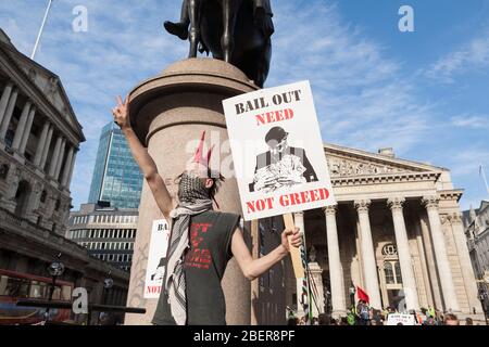 Manifestation contre le capitalisme, en dehors de la Banque d'Angleterre. Les manifestants où ils manifestent contre le capitalisme et contre le maintien de l'ordre du Banque D'Images