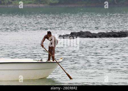 17 février 2020, São Tomé et Príncipe, Praia Abade: Un pêcheur est sur un bateau avec une palette. Photo: Sebastian Kahnert/dpa-Zentralbild/dpa Banque D'Images