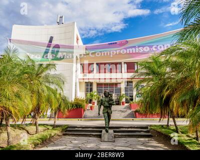 Statue de Che Guevara avec un Kid devant le siège du Parti communiste, Santa Clara, Province de Villa Clara, Cuba Banque D'Images