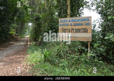 16 février 2020, São Tomé et Príncipe, Sundy: Un panneau en bois avec l'inscription "Terra Prometida" est situé au bord de la route sur un site de construction pour un nouveau règlement. Photo: Sebastian Kahnert/dpa-Zentralbild/dpa Banque D'Images