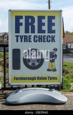 Value Tyres, entreprise de vente de pneus bon marché, Royaume-Uni. Signez une offre gratuite de contrôle des pneus. Banque D'Images