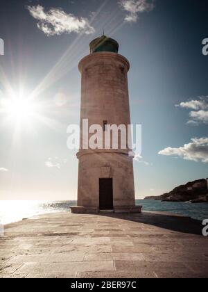 Le phare dans le port de Cassis, au sud de la France Banque D'Images