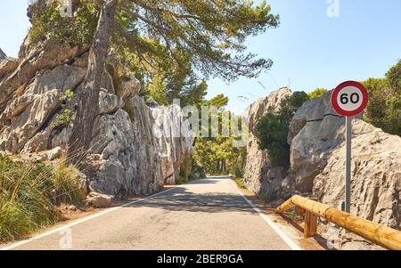 Route panoramique avec panneau de limite de vitesse, Majorque, Espagne. Banque D'Images