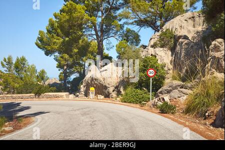 Route panoramique avec panneau de limite de vitesse, Majorque, Espagne. Banque D'Images