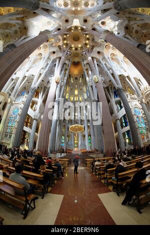 Espagne, Catalogne, Barcelone, intérieur de la Sagrada Familia conçu par Antoni Gaudi, abside, autel, couvert de Baldachin. Banque D'Images