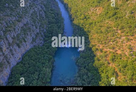 Vue aérienne sur la cascade du canyon de la rivière Krka en Croatie Banque D'Images