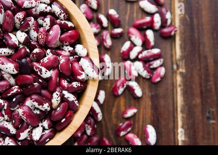 Violet avec des haricots à pois dans une plaque de bois. Avaler les haricots. Légumes pour une alimentation saine. Nourriture biologique. Régime Banque D'Images