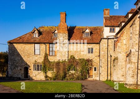 Vue hivernale du Prieuré d'Aylesford dans la lumière chaude de l'après-midi, Kent, Royaume-Uni, les feuilles d'or augmentent la chaleur de la lumière, Banque D'Images