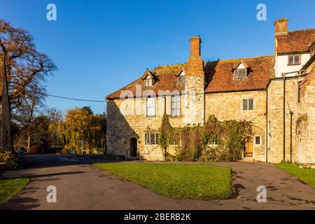 Vue hivernale du Prieuré d'Aylesford dans la lumière chaude de l'après-midi, Kent, Royaume-Uni, les feuilles d'or augmentent la chaleur de la lumière, Banque D'Images