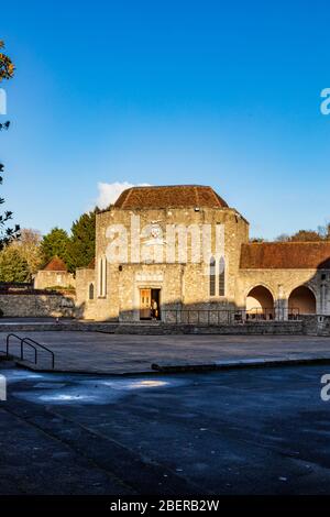 Vue hivernale sur la chapelle St Joseph au Prieuré d'Aylesford dans le feu chaud de l'après-midi, Kent, Royaume-Uni, Banque D'Images