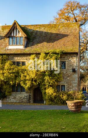 Vue hivernale du Prieuré d'Aylesford dans la lumière chaude de l'après-midi, Kent, Royaume-Uni, les feuilles d'or augmentent la chaleur de la lumière, Banque D'Images