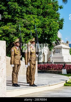 Changement de la Garde au mausolée José Marti, cimetière Santa Ifigenia, Santiago de Cuba, Province de Santiago de Cuba, Cuba Banque D'Images