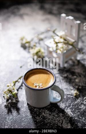 Café du matin avec fleurs.petit déjeuner sur une vieille table.heure du printemps.boisson faible en gras et nourriture. Banque D'Images