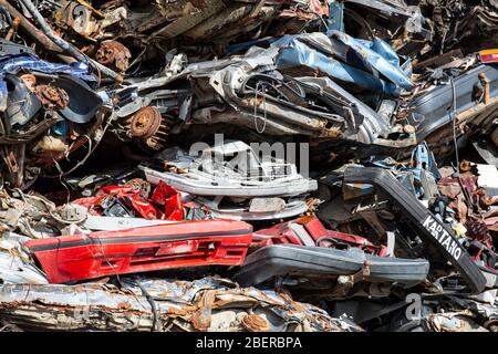 Des voitures écrasées en spirale attendent le transport pour recyclage Banque D'Images
