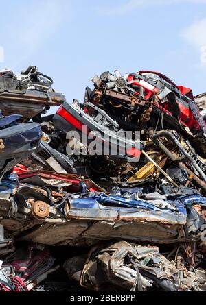 Des voitures écrasées en spirale attendent le transport pour recyclage Banque D'Images