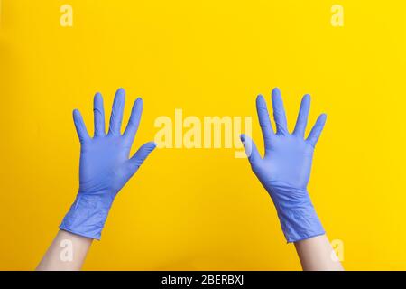 Les mains du médecin dans des gants médicaux en caoutchouc lilas montrant les paumes ouvertes, Banque D'Images