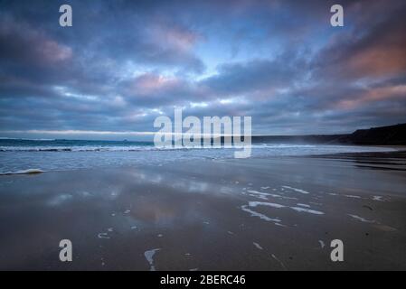 Lever du soleil sur la plage à Sennen Cove, Cornwall Angleterre Royaume-Uni Banque D'Images