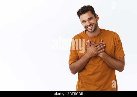 Mignon et flatté beau gars hippster avec des soile apprécient les louanges, écoutez avec gratitude félicitations, touché avec mignon cadeau d'anniversaire, presse Banque D'Images