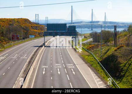 Inverkeithing, Fife, Écosse. 01 mai 2020. Une autoroute M90 vide menant au Queensferry Crossing sur l'un des jours les plus chauds en Ecosse jusqu'à présent © Richard Newton / Alay Live News Banque D'Images