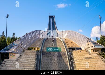 Oslo, Ostlandet / Norvège - 2019/09/02: Holmenkollen ski saut colline - Holmenkollbakken - saut de ski de taille olympique après la reconstruction de 2010 Banque D'Images