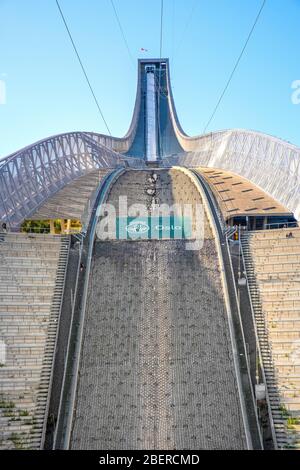 Oslo, Ostlandet / Norvège - 2019/09/02: Holmenkollen ski saut colline - Holmenkollbakken - saut de ski de taille olympique après la reconstruction de 2010 Banque D'Images