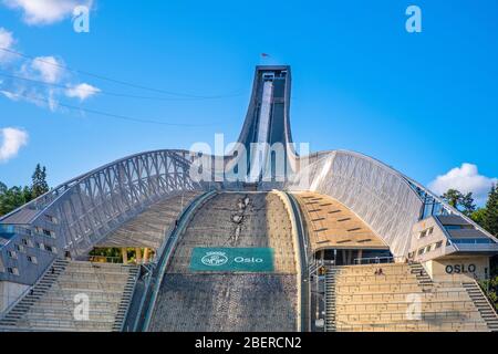 Oslo, Ostlandet / Norvège - 2019/09/02: Holmenkollen ski saut colline - Holmenkollbakken - saut de ski de taille olympique après la reconstruction de 2010 Banque D'Images