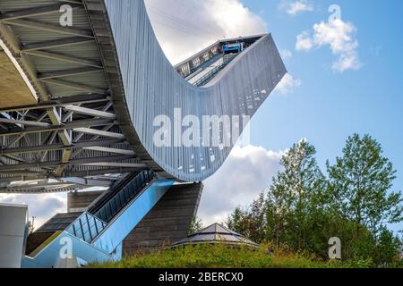 Oslo, Ostlandet / Norvège - 2019/09/02: Holmenkollen construction de la colline de saut à ski - Holmenkollbakken - ski saut installation après la reconstruction de 2010 Banque D'Images