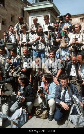 Les caméras et les objectifs des médias du monde se préparent à l'arrivée de la princesse Diana et du prince Charles lors de leur tournée royale d'Espagne en 1987. Banque D'Images