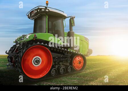 Vue latérale du tracteur agricole à chenilles en caoutchouc. Banque D'Images