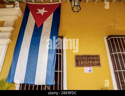 Drapeau cubain à Casa de la Musica, Trinidad, province Sancti Spiritus, Cuba Banque D'Images