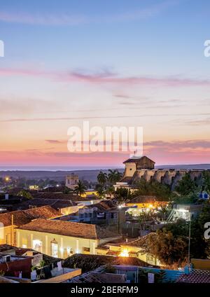 Paysage urbain avec la cathédrale de Santisima Trinidad au crépuscule, vue élevée, Trinidad, province de Sancti Spiritus, Cuba Banque D'Images